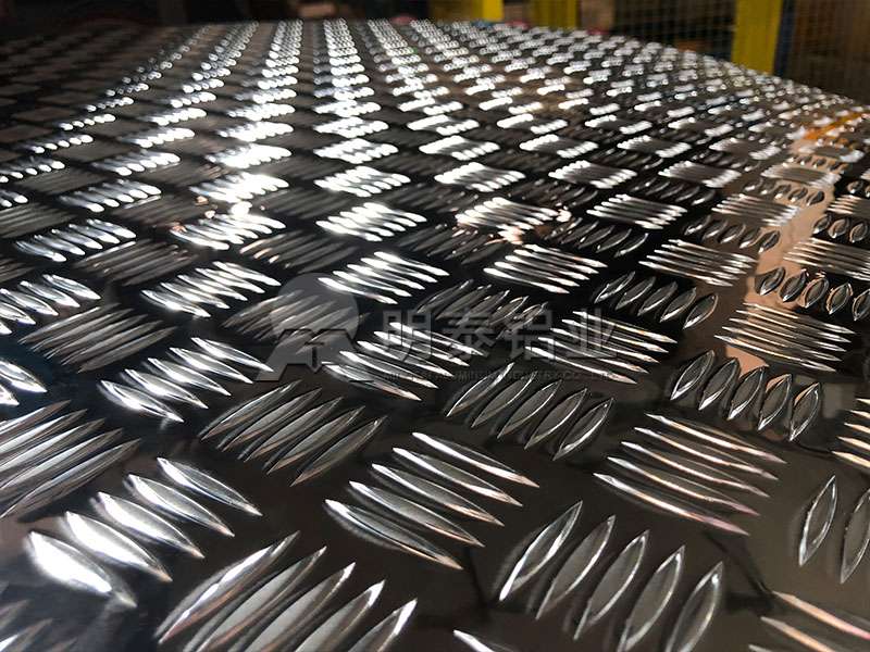 明泰鋁業(yè)花紋鋁板分類(lèi)有哪些？五條筋花紋板價(jià)格多少？