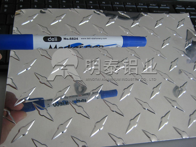 3003-H22花紋鋁板_工具箱用指針型花紋鋁板多少錢(qián)一噸？