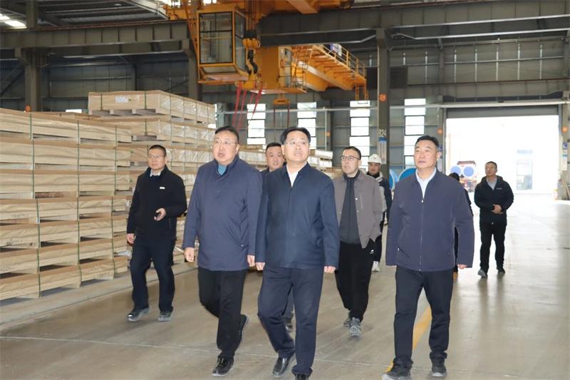 鞏義市委書記、市長郭程明蒞臨明泰鋁業(yè)慰問一線員工